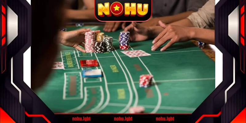 Baccarat là một trò chơi đánh bài đối kháng, của nhà cái và nhà con Baccarat là một trò chơi đánh bài đối kháng, của nhà cái và nhà con